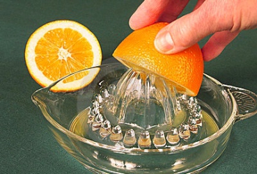 hand-squeezing-orange-juice-4066748.jpg
