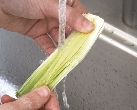 051115088-01-how-to-wash-leeks_xlg.jpg